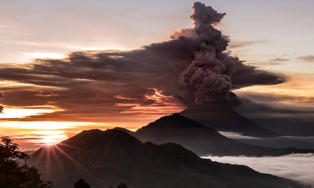 印尼火山爆发，航空警戒级别升级为红色，多个航班被取消